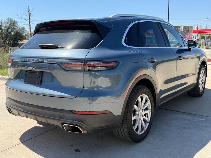 Porsche Cayenne Vehicle Full-screen Gallery Image 06