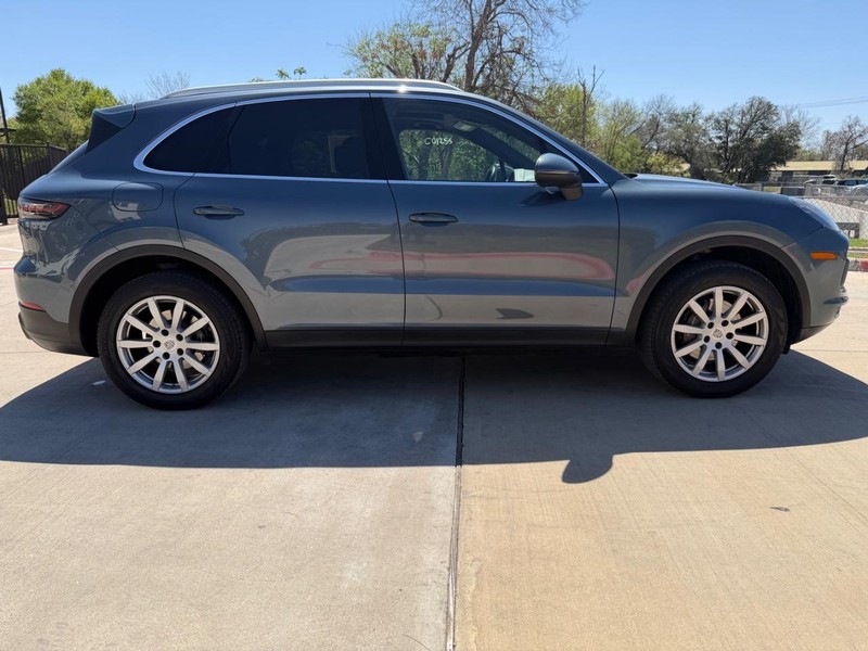 Porsche Cayenne Vehicle Full-screen Gallery Image 07