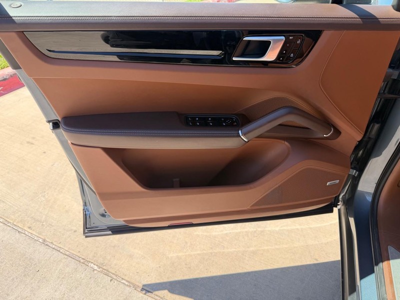 Porsche Cayenne Vehicle Full-screen Gallery Image 10