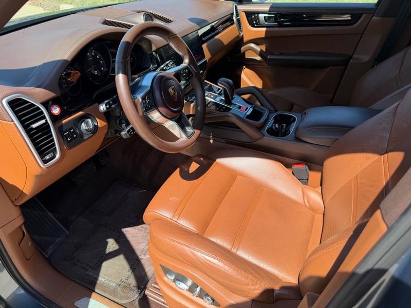 Porsche Cayenne Vehicle Full-screen Gallery Image 11