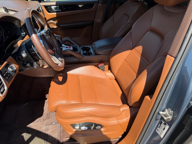 Porsche Cayenne Vehicle Full-screen Gallery Image 12