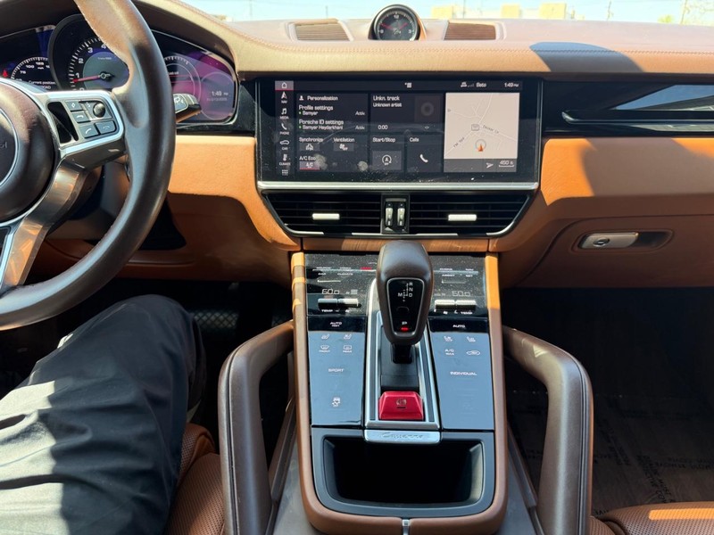 Porsche Cayenne Vehicle Full-screen Gallery Image 14