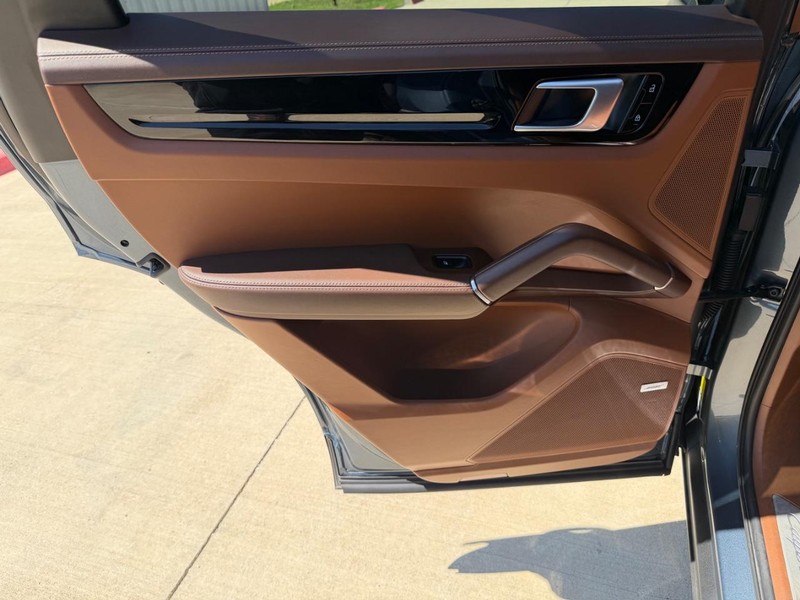 Porsche Cayenne Vehicle Full-screen Gallery Image 15