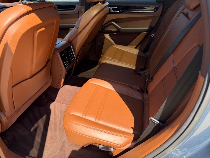 Porsche Cayenne Vehicle Full-screen Gallery Image 16