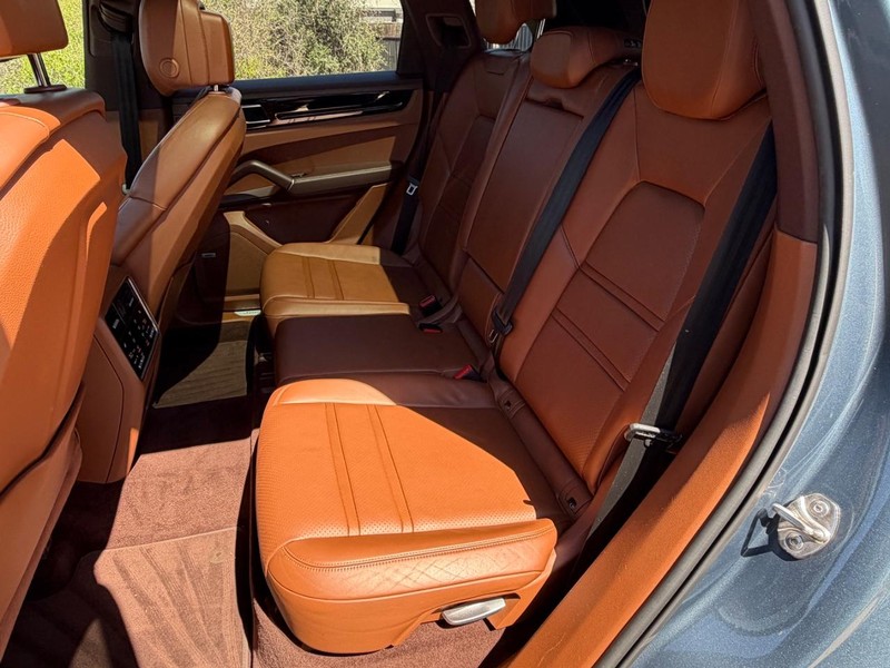 Porsche Cayenne Vehicle Full-screen Gallery Image 17