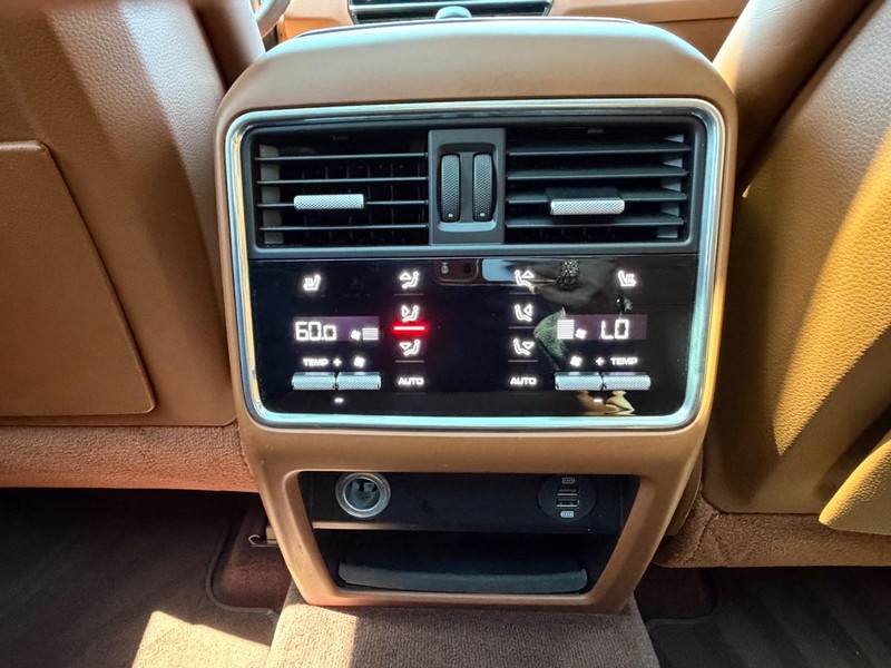 Porsche Cayenne Vehicle Full-screen Gallery Image 18