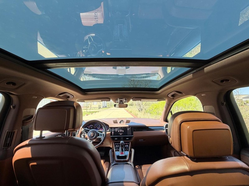 Porsche Cayenne Vehicle Full-screen Gallery Image 20