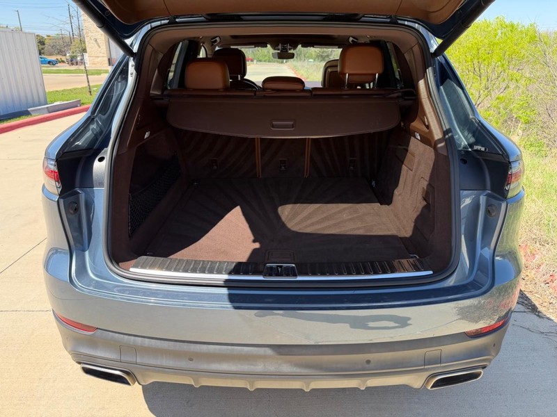 Porsche Cayenne Vehicle Full-screen Gallery Image 21