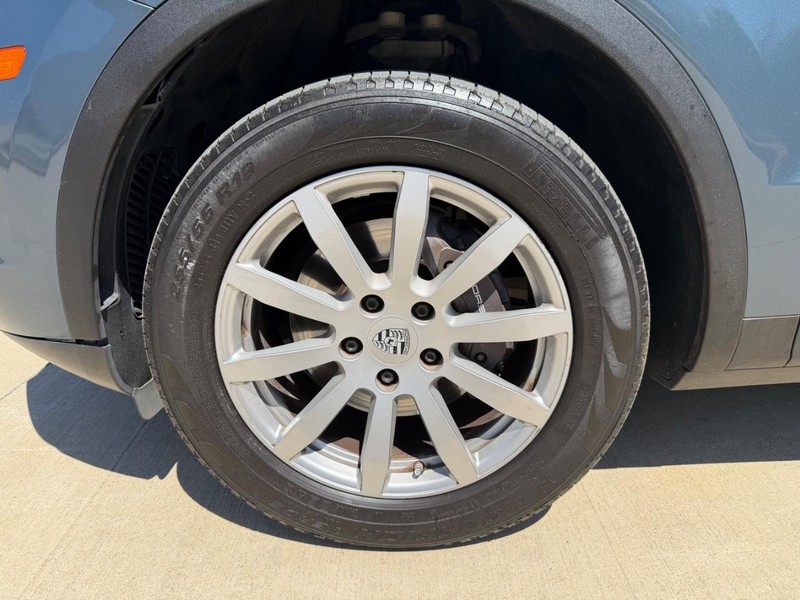 Porsche Cayenne Vehicle Full-screen Gallery Image 22