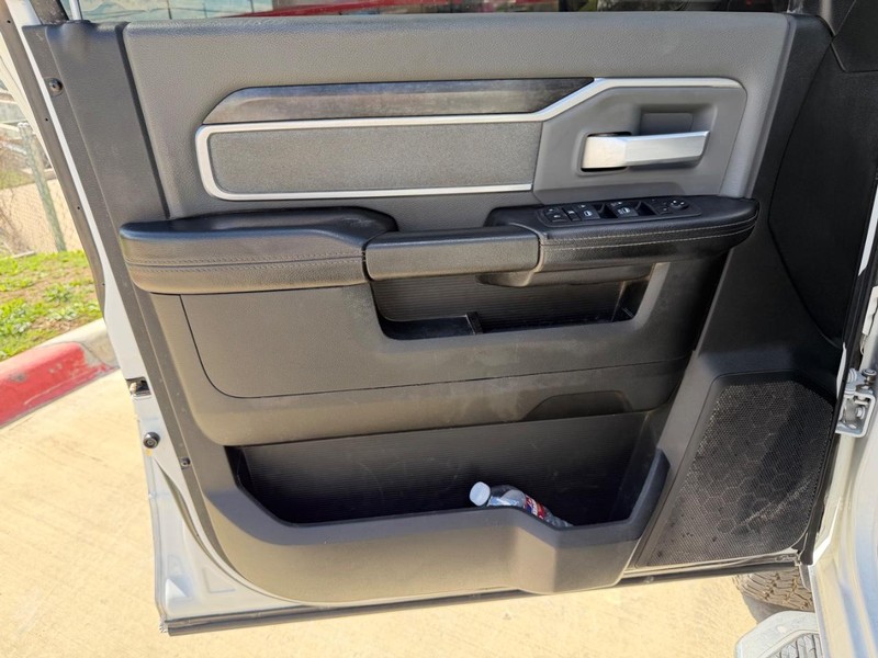 Ram 2500 Crew Vehicle Full-screen Gallery Image 10