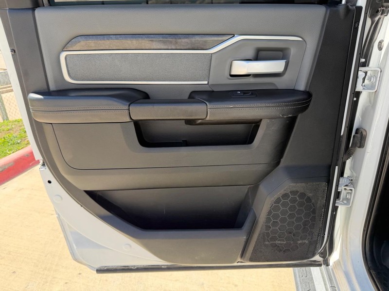 Ram 2500 Crew Vehicle Full-screen Gallery Image 17