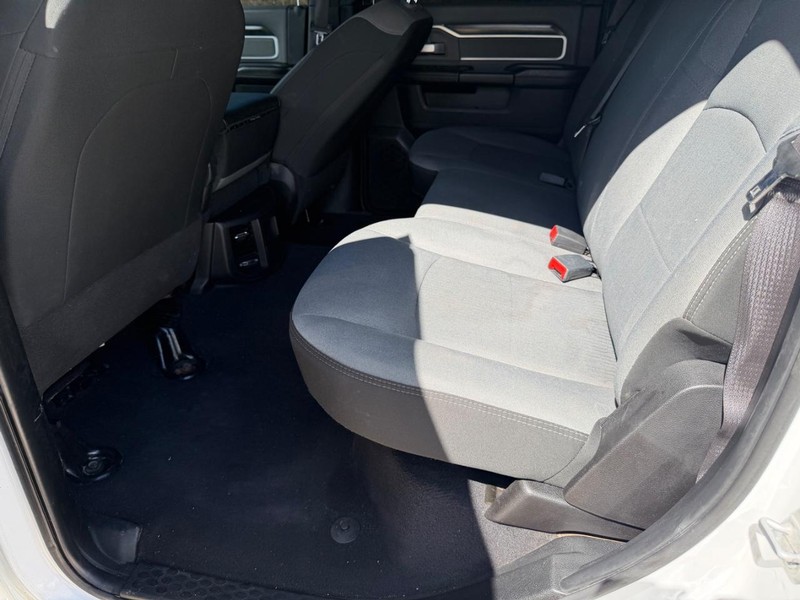 Ram 2500 Crew Vehicle Full-screen Gallery Image 18