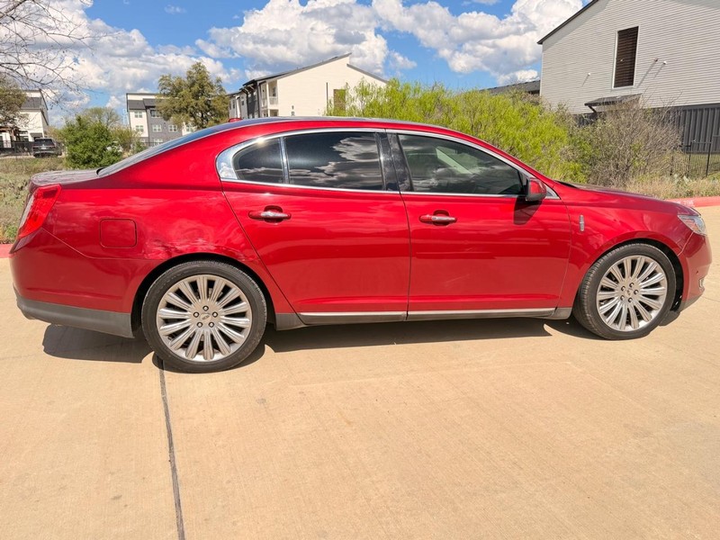Lincoln MKS Vehicle Full-screen Gallery Image 06