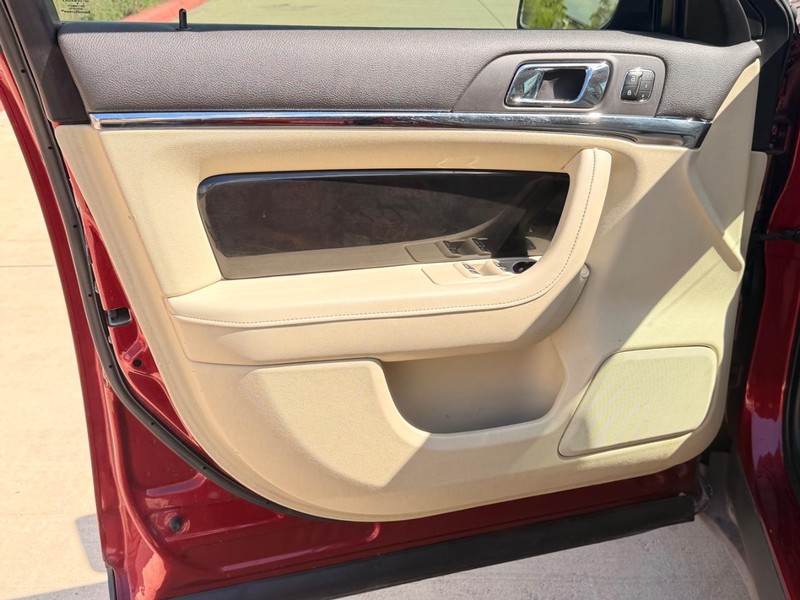 Lincoln MKS Vehicle Full-screen Gallery Image 08