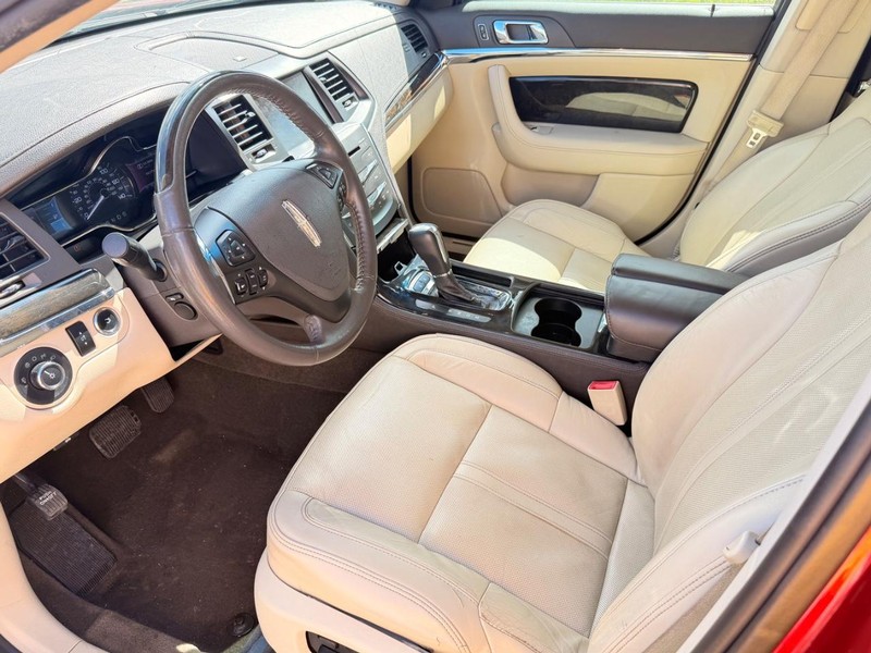 Lincoln MKS Vehicle Full-screen Gallery Image 09