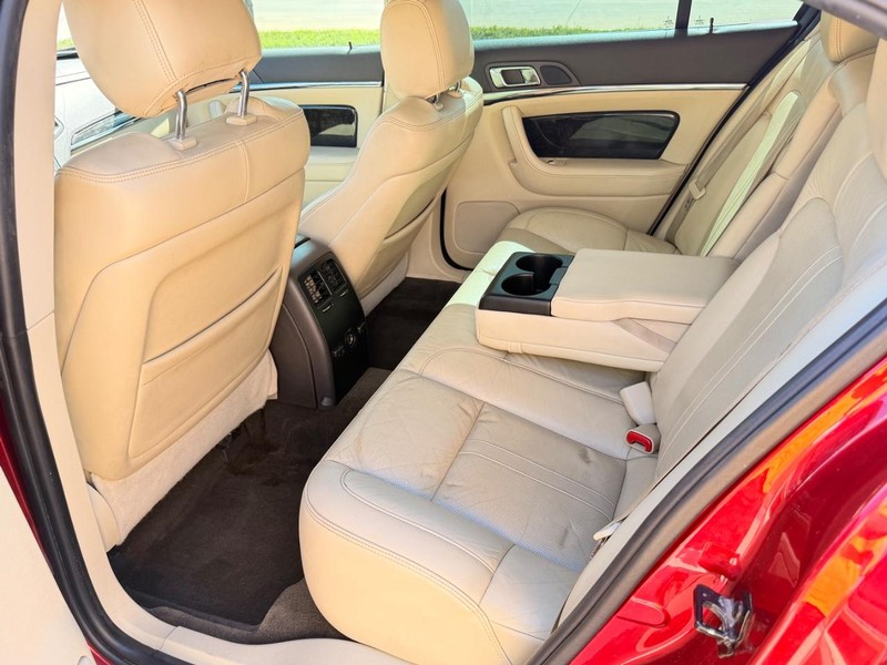 Lincoln MKS Vehicle Full-screen Gallery Image 10