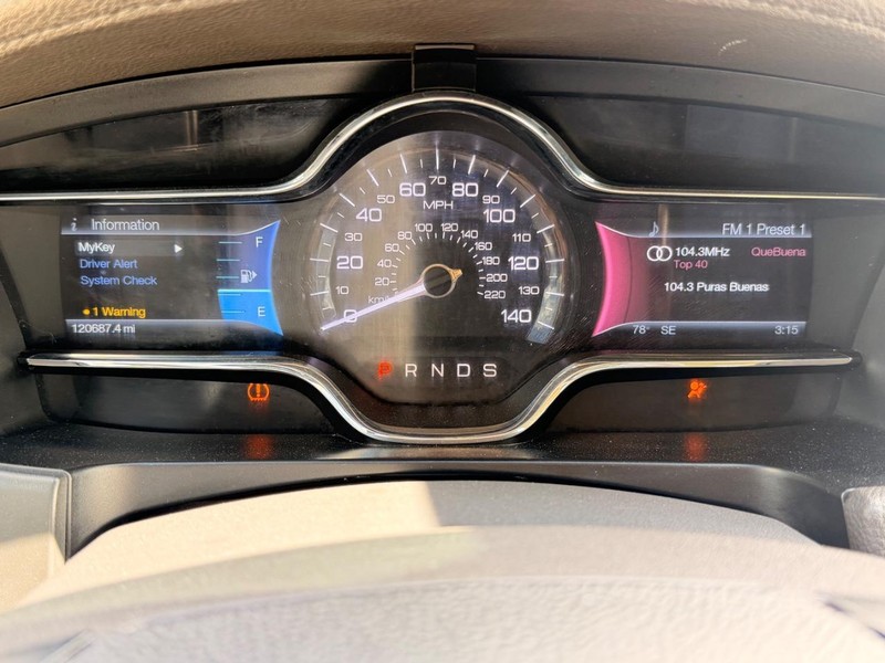 Lincoln MKS Vehicle Full-screen Gallery Image 11