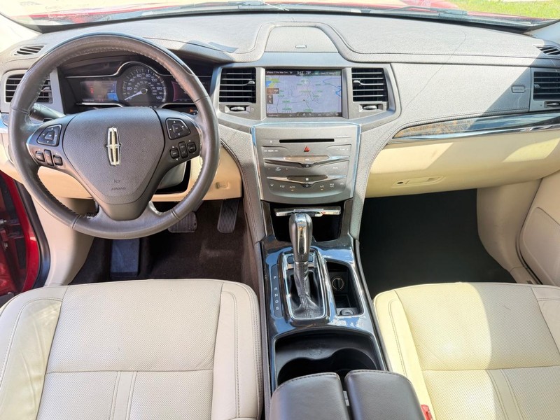 Lincoln MKS Vehicle Full-screen Gallery Image 13