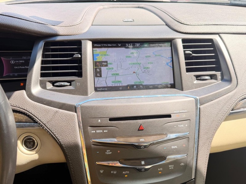 Lincoln MKS Vehicle Full-screen Gallery Image 14