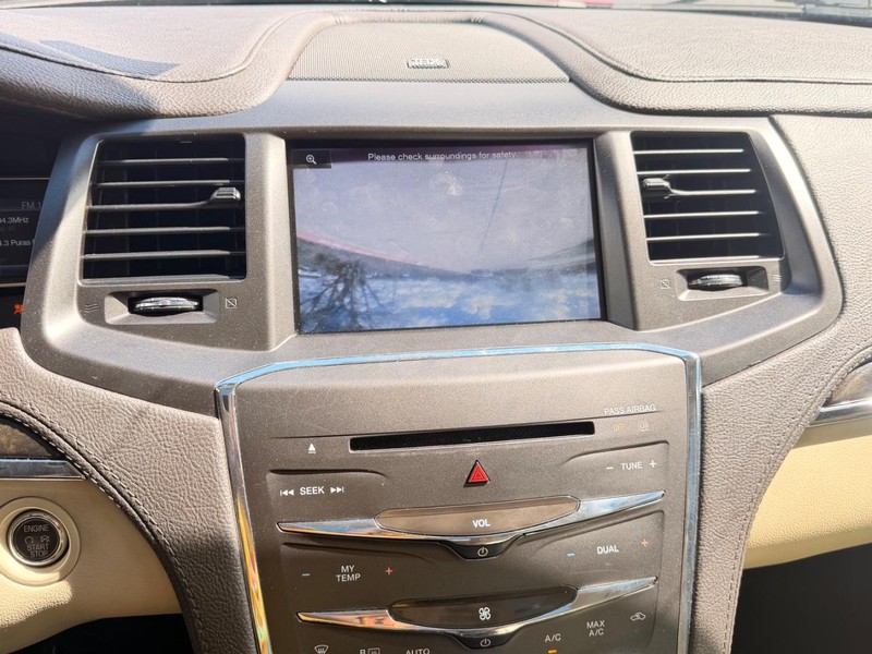 Lincoln MKS Vehicle Full-screen Gallery Image 15