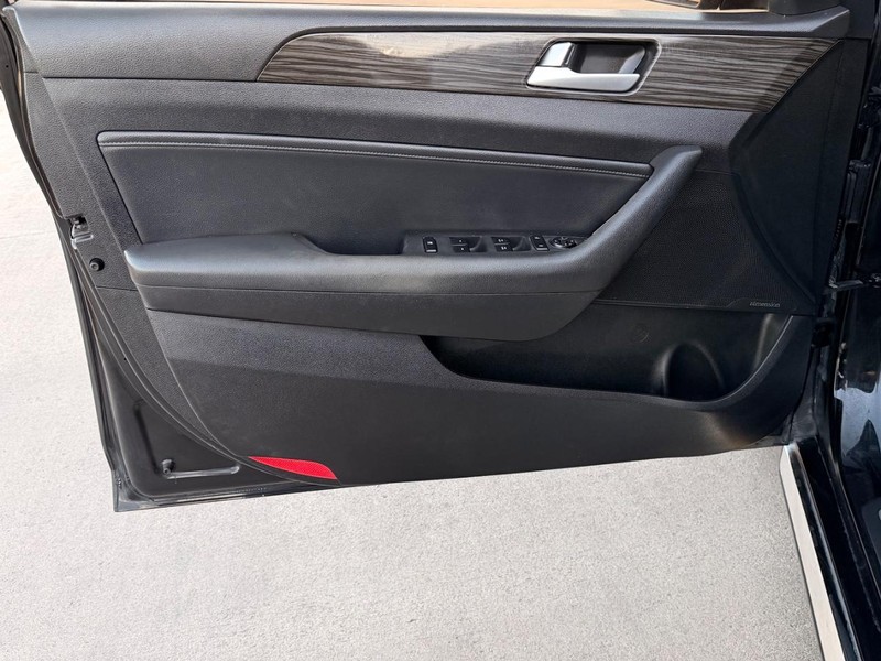 Hyundai Sonata Vehicle Full-screen Gallery Image 09