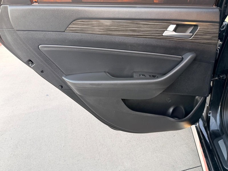 Hyundai Sonata Vehicle Full-screen Gallery Image 12