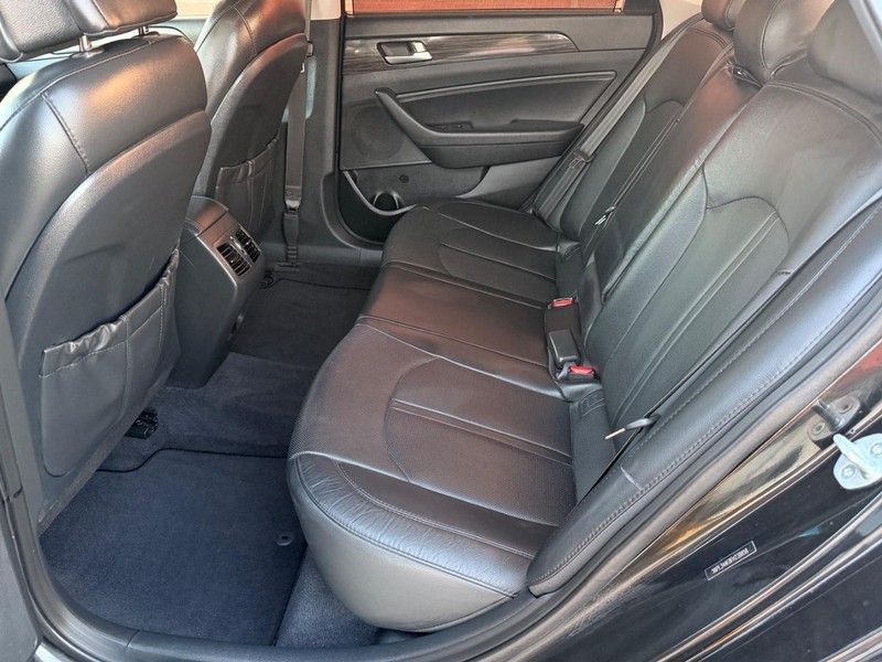 Hyundai Sonata Vehicle Full-screen Gallery Image 13