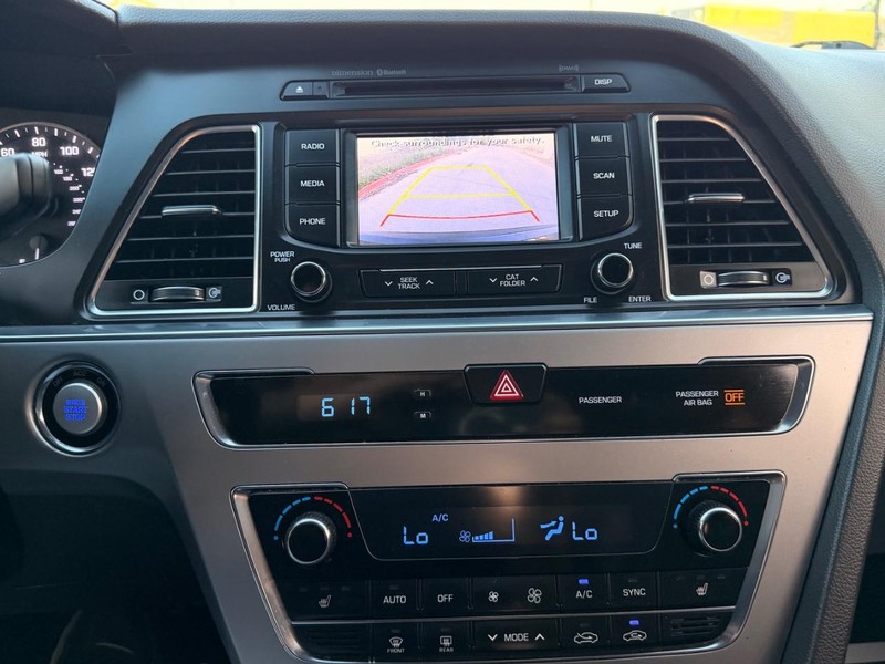 Hyundai Sonata Vehicle Full-screen Gallery Image 14