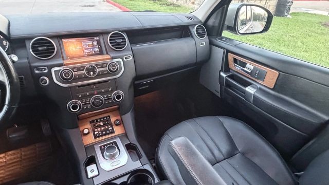 Land Rover LR4 Vehicle Full-screen Gallery Image 07