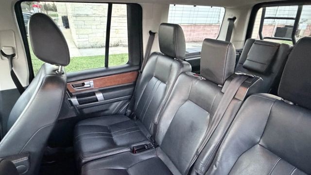 Land Rover LR4 Vehicle Full-screen Gallery Image 09