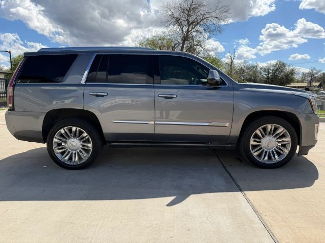 Cadillac Escalade Vehicle Full-screen Gallery Image 07