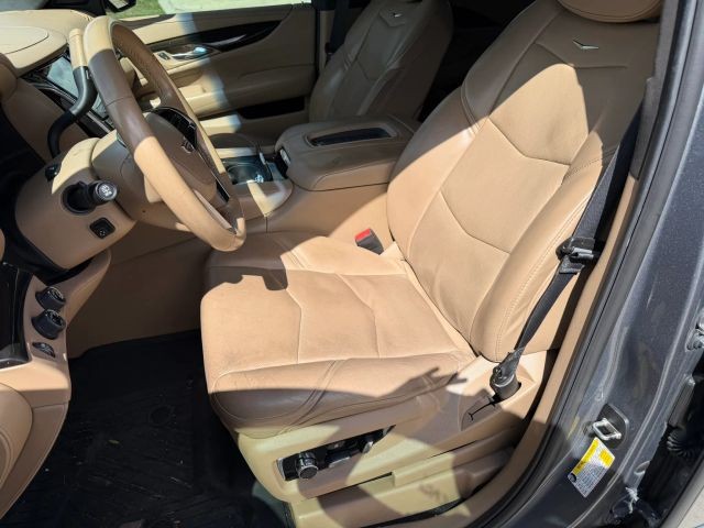 Cadillac Escalade Vehicle Full-screen Gallery Image 12