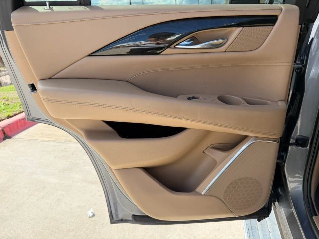 Cadillac Escalade Vehicle Full-screen Gallery Image 16