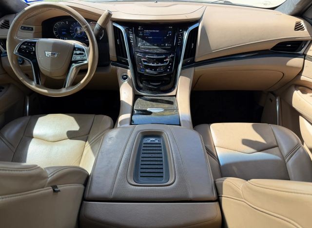 Cadillac Escalade Vehicle Full-screen Gallery Image 20
