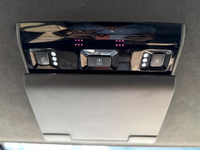 Cadillac Escalade Vehicle Full-screen Gallery Image 22