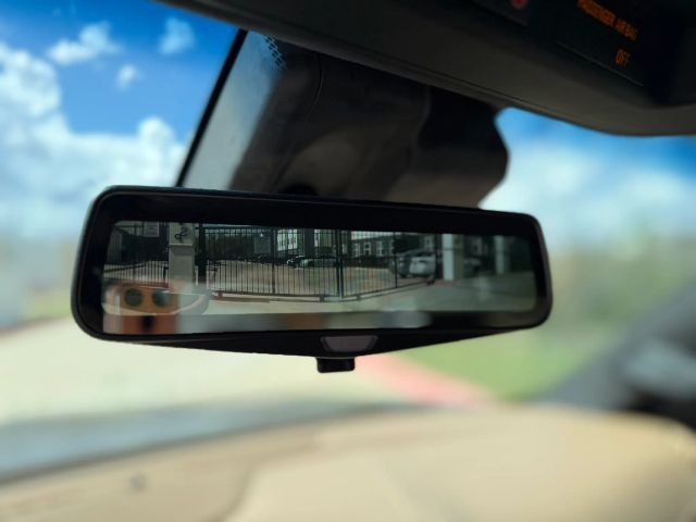 Cadillac Escalade Vehicle Full-screen Gallery Image 23