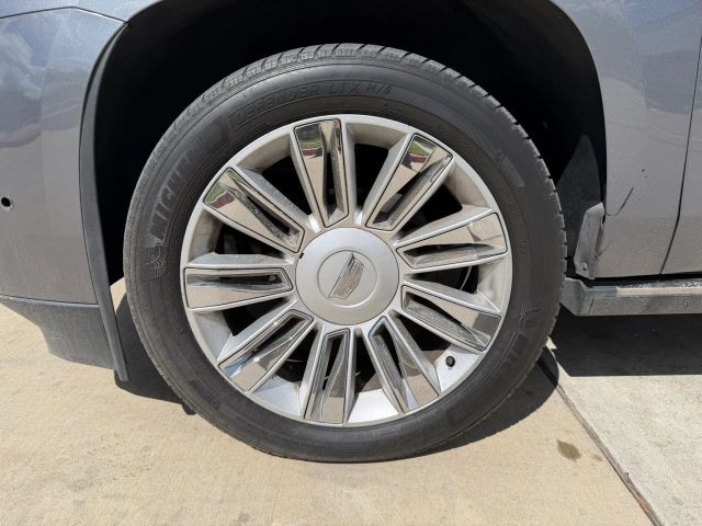 Cadillac Escalade Vehicle Full-screen Gallery Image 25