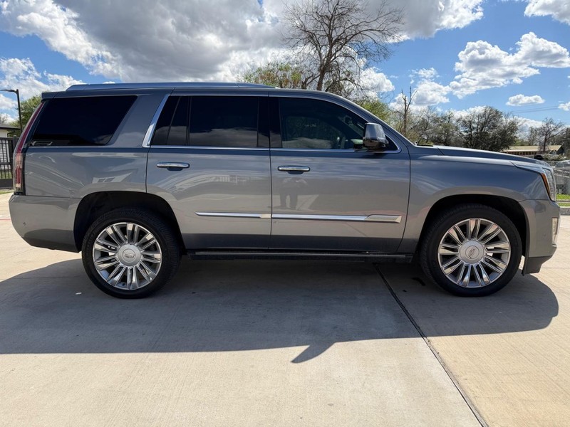 Cadillac Escalade Vehicle Full-screen Gallery Image 07