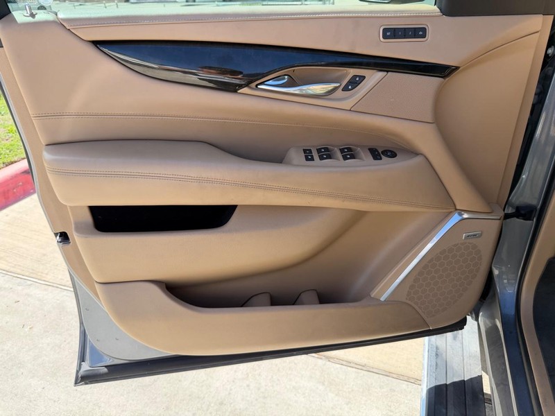 Cadillac Escalade Vehicle Full-screen Gallery Image 10