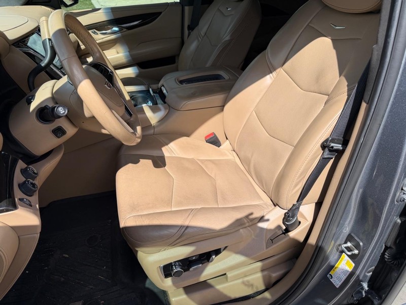 Cadillac Escalade Vehicle Full-screen Gallery Image 12