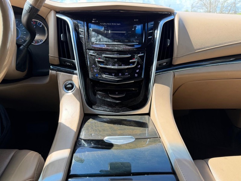 Cadillac Escalade Vehicle Full-screen Gallery Image 14