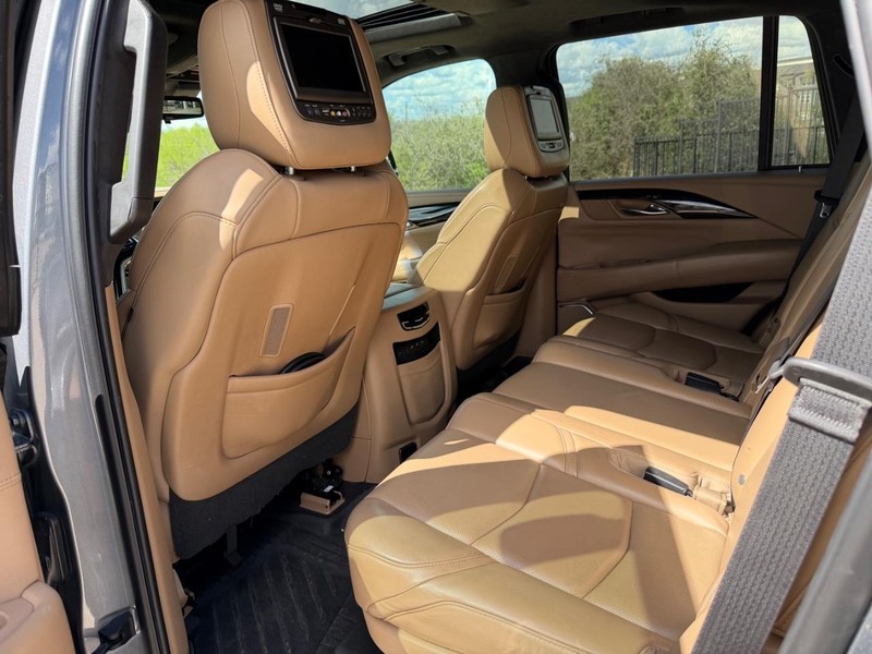 Cadillac Escalade Vehicle Full-screen Gallery Image 17