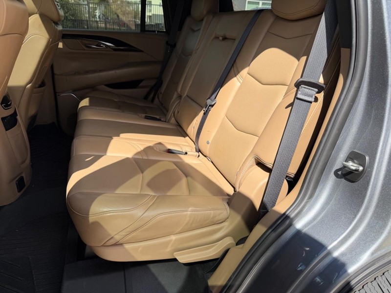 Cadillac Escalade Vehicle Full-screen Gallery Image 18