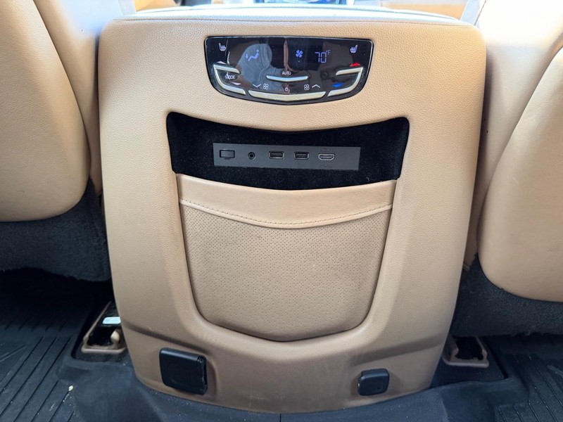 Cadillac Escalade Vehicle Full-screen Gallery Image 19