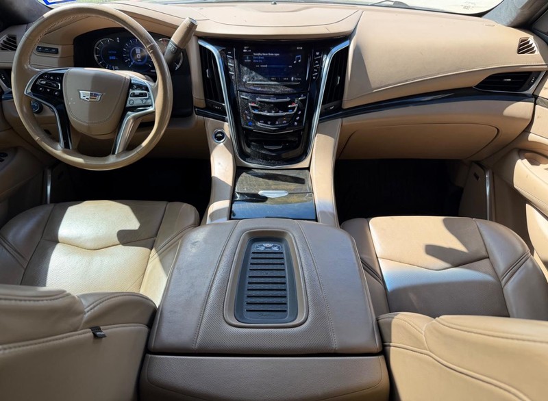 Cadillac Escalade Vehicle Full-screen Gallery Image 20