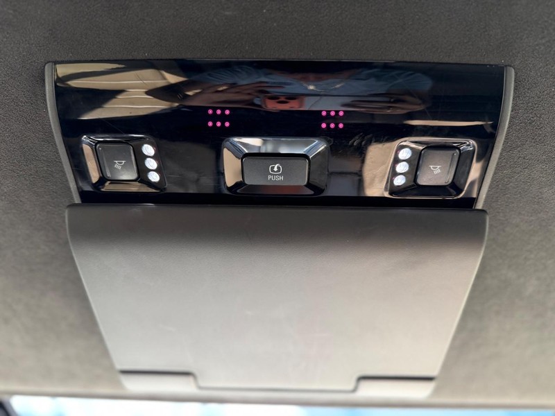 Cadillac Escalade Vehicle Full-screen Gallery Image 22