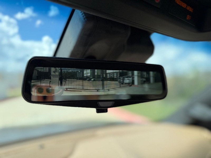 Cadillac Escalade Vehicle Full-screen Gallery Image 23