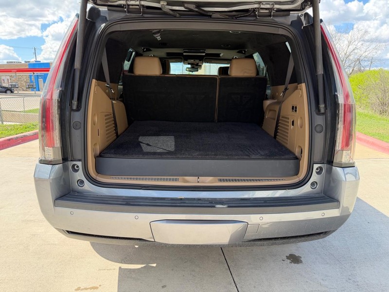 Cadillac Escalade Vehicle Full-screen Gallery Image 24