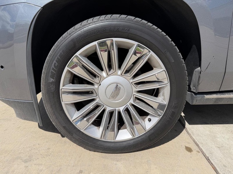 Cadillac Escalade Vehicle Full-screen Gallery Image 25