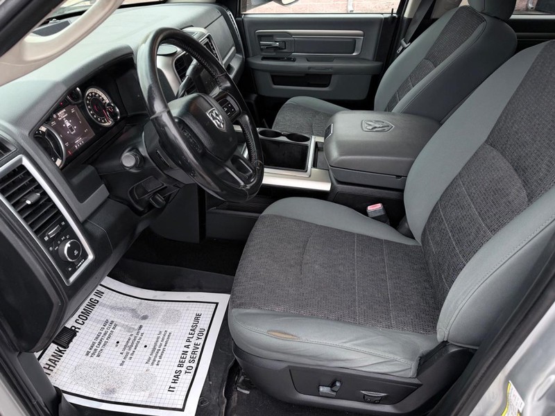 Ram 2500 Vehicle Full-screen Gallery Image 11